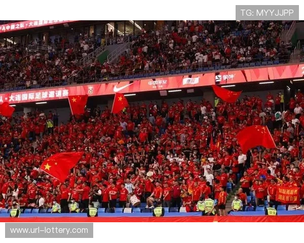 终场哨响，上海海港将士相拥庆祝三连冠伟业